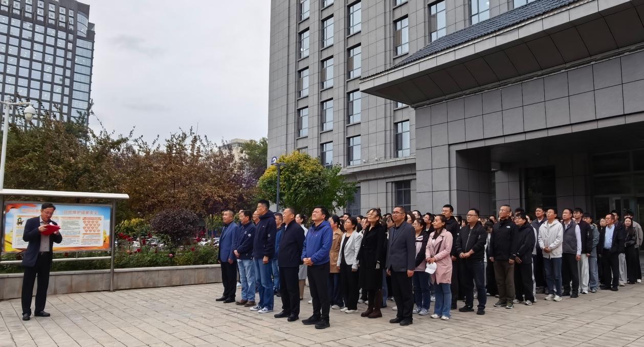 西北高原所举行升国旗仪式向英烈致敬