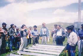 1998年7月赵新全向来海北站参观访问的国内外学者介绍海北站野外设施